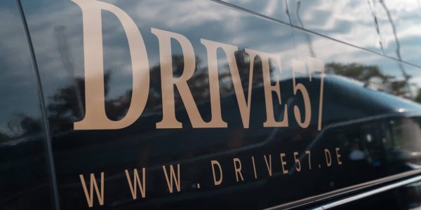 Drive 57 Logo auf Bus